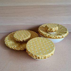 5 Charlottes couvre plats étoiles graphiques moutarde